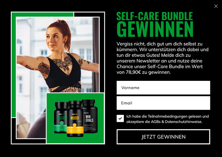 BrainEffect pop-up in German: a tattooed woman stretching and three supplement tubs on a green panel, beside the green headline “Self-Care Bundle gewinnen” and name and email fields on black.