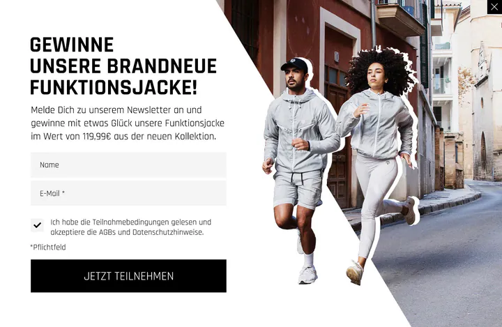 Morotai pop-up in German: two runners in grey jackets on an old-town street beside the headline “Gewinne unsere brandneue Funktionsjacke!”, with name and email fields and a black button.