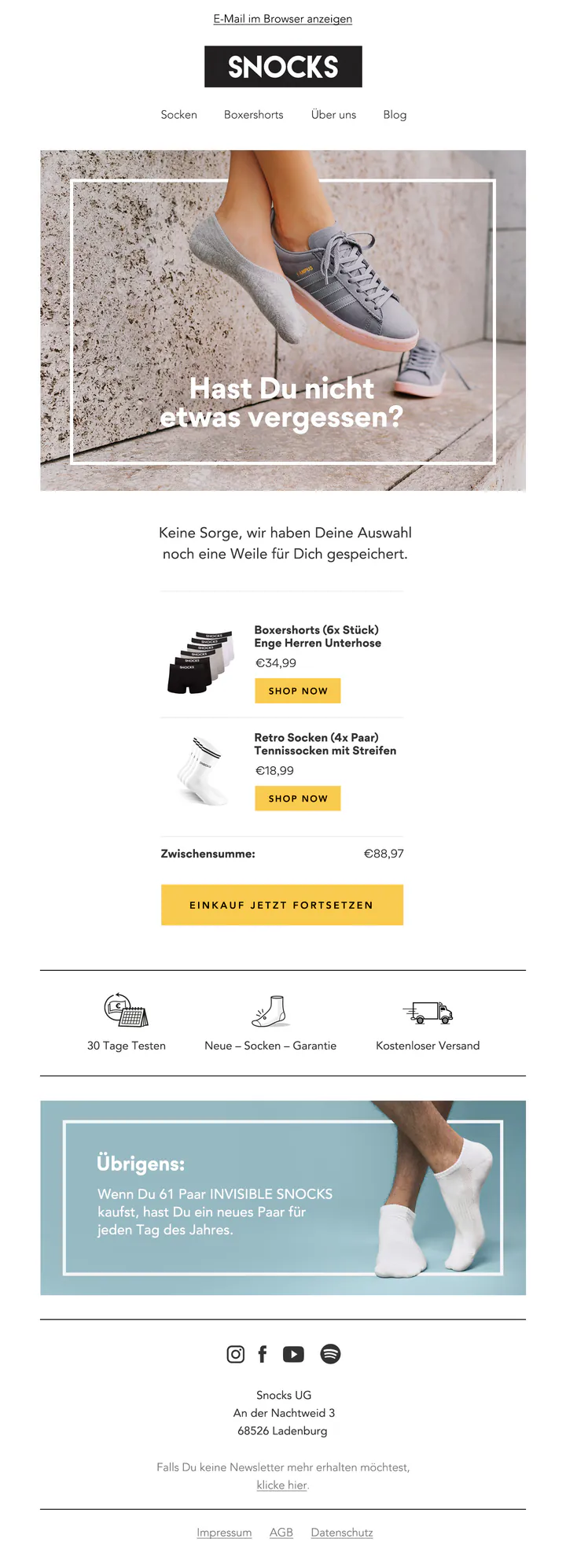 Snocks email in German: feet in grey invisible socks and trainers against a stone wall under the headline “Hast Du nicht etwas vergessen?”, above the saved boxer shorts and socks and a yellow button.