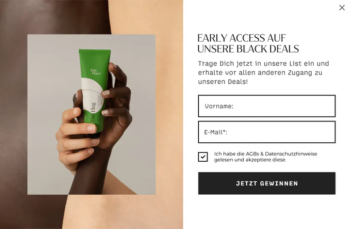 This Place sign-up pop-up in German: two hands holding a green tube of The Hug cream, beside the headline “Early Access auf unsere Black Deals”, name and email fields and a black button.