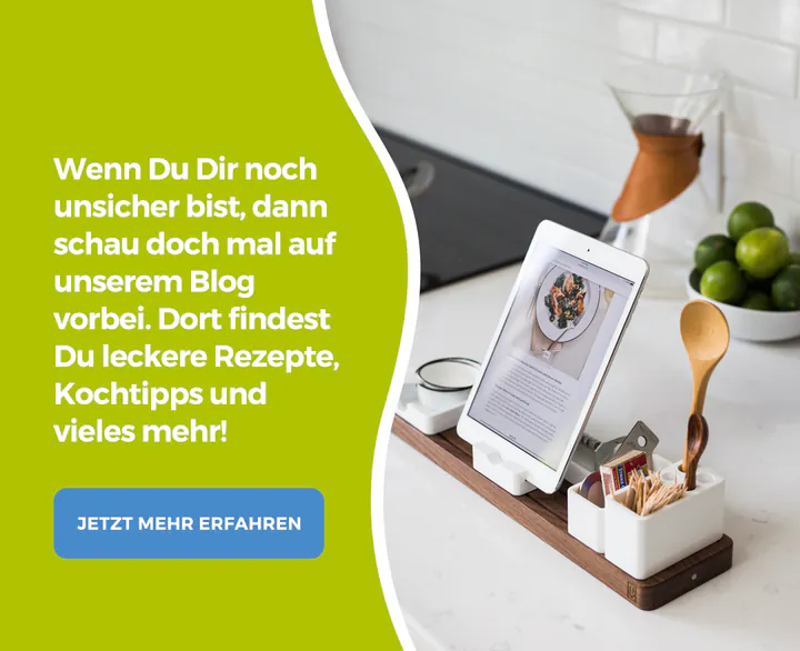 Content module in German. On a lime-green panel with a wave-shaped edge, white text suggests visiting the blog for recipes and cooking tips if you are still unsure, above a blue “Jetzt mehr erfahren” button. On the right, a tablet showing a recipe stands on a white kitchen counter beside a wooden spoon, a coffee maker and a bowl of limes.